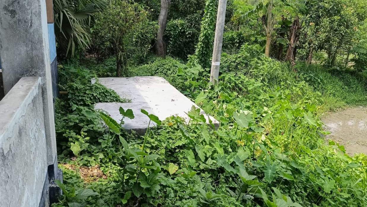সিমেন্টের প্রলেপ দিয়ে লাখ টাকা বিল, ঠিকাদার বিএনপি নেতা