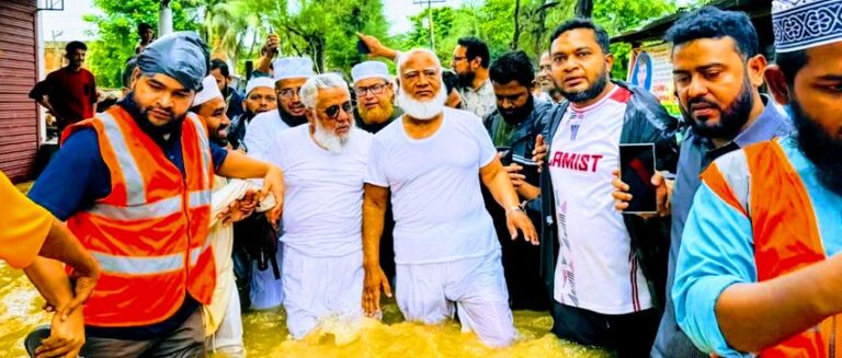 কোমরসমান পানিতে নেমে বন্যার্তদের পাশে বিরোধীদলীয় নেতা