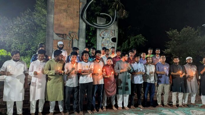 জুলাই গণঅভ্যুত্থানের স্মরণে কুবিতে মোমবাতি প্রজ্বলন ও দ্রোহের গান পরিবেশন