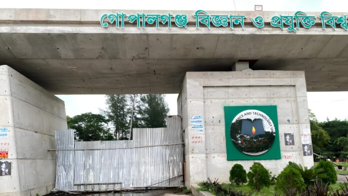 বিশ্ববিদ্যালয়ের প্রধান ফটকে টিনের বেড়া: থমকে আছে কাজ
